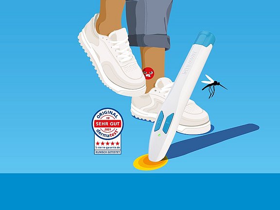 Illustration einer Person in weißen Turnschuhen und hochgekrempelten Jeans, die von einer Mücke gestochen wird. Ein Gerät sorgt für Linderung. In der Nähe des Schuhs befindet sich ein Qualitätssiegel. Der Hintergrund ist blau verfärbt.