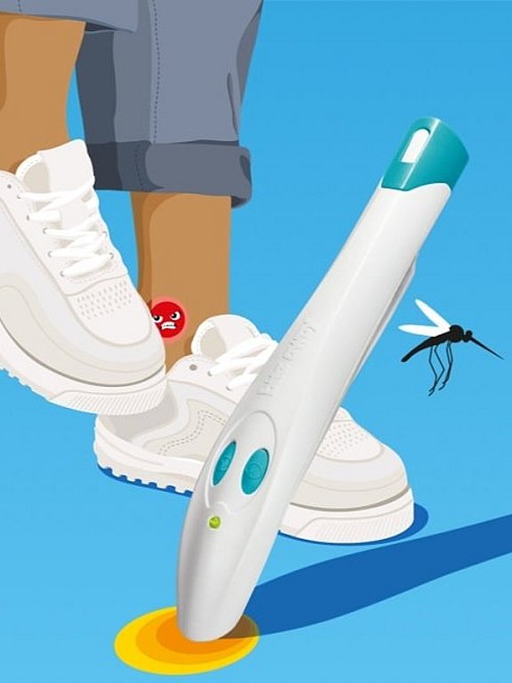 Illustration einer Person in hochgekrempelten Jeans und weißen Turnschuhen, die auf einer blauen Fläche steht. Eine Mücke fliegt in der Nähe, und ein Bite-away Gerät schwebt über einem kleinen gelben Punkt auf der Fläche.