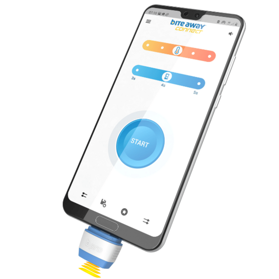 Ein Smartphone mit der Benutzeroberfläche der Bite Away Connect-App, einer großen blauen „Start“-Taste und anpassbaren Einstellungen. Das Telefon ist an der Unterseite mit einem kleinen Gerät verbunden, vermutlich zur Behandlung von Insektenstichen.