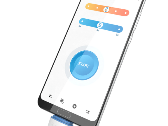 Ein Smartphone mit der Benutzeroberfläche der Bite Away Connect-App, einer großen blauen „Start“-Taste und anpassbaren Einstellungen. Das Telefon ist an der Unterseite mit einem kleinen Gerät verbunden, vermutlich zur Behandlung von Insektenstichen.